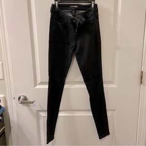 BLACK SKINNY JEANS